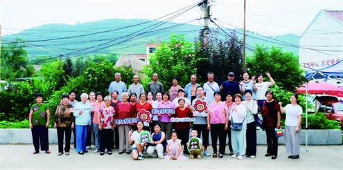 活动现场,快手公益还组织快手员工志愿者拍摄“全村福”大合影,为村庄留下一份集体纪念 本组摄影 通讯员 姚冀锋